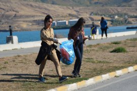 Van Gölü sahilinde öğrencilerin temizlik etkinliği