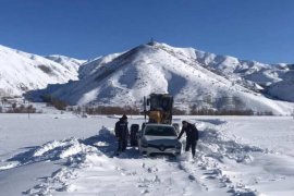 Bitlis’te Yollarda Mahsur Kalanlar Kızılay, 112 ve Özel İdare Ekiplerince Kurtarıldı