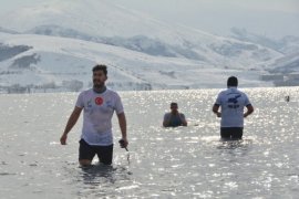 Van Gölü’ne Dikkat Çekmek İsteyen Aktivistler Dondurucu Suda Yüzdü