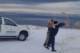 Bitlis’te Jandarma, Sokak Hayvanları İçin Doğaya Yem Bıraktı