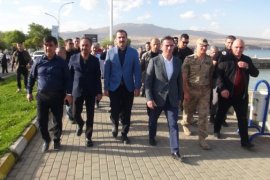 Vali Karakaya Van Gölü Dip Çamuru Temizliği Çalışmalarını İnceledi