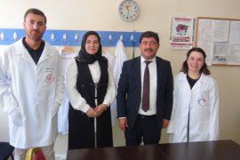 Lise Öğrencileri Öğretmenler İçin Önlük Üretti