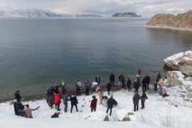 Van Gölü’nde Kış Yüzme Etkinliği