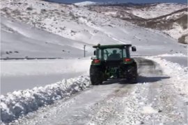 Kar küreme aparatlı traktörler sayesinde Tatvan’a bağlı köy yolları sürekli ulaşıma açık