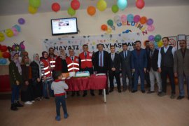 Kaymakam Özkan ile Kızılay ekibi özel çocukları ziyaret etti