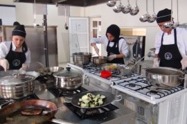 Tatvan’daki Meslek Lisesi Öğrencileri Yemek Üretimine Başladı