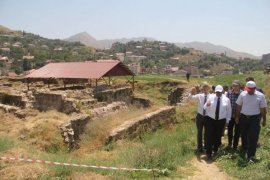 Vali Ustaoğlu Tarihi Bitlis Kalesindeki kazı çalışmalarını yerinde inceledi