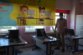 Tatvan'da 1 Mobil Araç İle 2 Okulda ‘EBA Destek Noktası’ Kuruldu