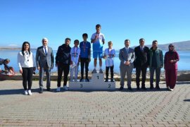 Kaymakam Demirer, Cumhuriyet’in 102. Yılına Özel Atletizm Müsabakasına Katıldı