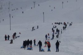 Rahva Bölgesindeki Kayak Merkezine Vatandaşlar İlgi Gösteriyor