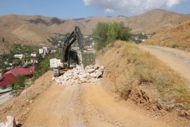 Bitlis Belediyesi’nin İstinat Duvarı ve Yol Yapım Çalışmaları Devam Ediyor