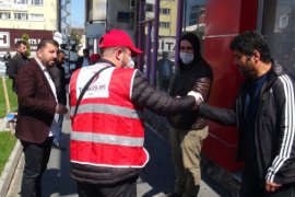 Kızılay gönüllüleri Tatvan’da maske ve dezenfektan jeli dağıttı