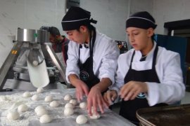 Meslek Lisesi Öğrencileri Anaokulu Öğrencileri İçin Ekmek Üretimine Başladı