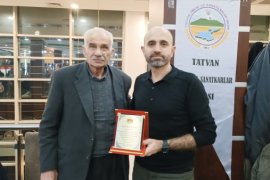 Tatvan’daki 40 Yıllık Esnafa Plaket Verildi