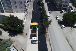 Tatvan Cumhuriyet Caddesi’nde Sıcak Asfalt Serim Çalışmaları Başlatıldı