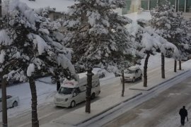 Tatvan’da kar kalınlığı yarım metreyi buldu