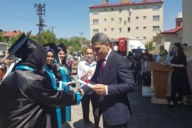 Tatvan’da 23 bin öğrenci karne sevinci yaşadı