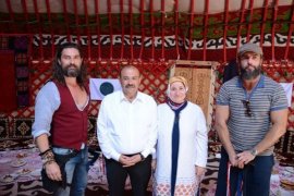 Diriliş Ertuğrul dizisi oyuncuları festivalde Ahlat’taydı