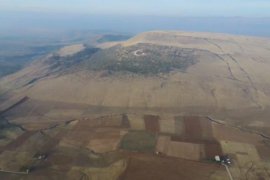 Manzığ Dağı'ndaki ay yıldız boyandı