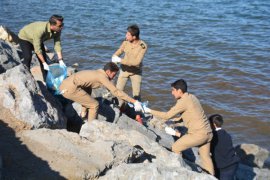 Van Gölü sahilinde öğrencilerin temizlik etkinliği