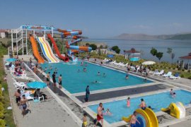 Tatvan’daki Aqua Park Hizmete Açıldı