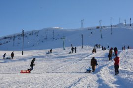 Yetim Çocuklar İçin ‘Kış Şenlikleri’ Düzenlendi