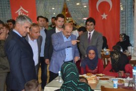 Vali İsmail Ustaoğlu, Suriyeli sığınmacılarla iftarda buluştu