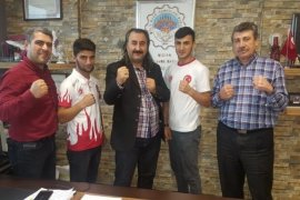 Bitlisli sporcular İşadamı Cengiz Şahin tarafından ödüllendirdi