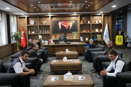 Bitlis Halk Oyunları Şalvar Ekibi, Başkan Tanğlay’ı Makamında Ziyaret Etti