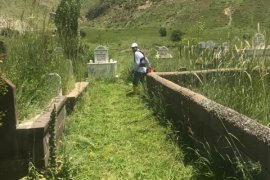 Bitlis ve Tatvan'daki mezarlıklar temizleniyor