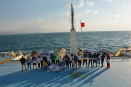 Türkiye’nin En Büyük Feribotunda Zafer Bayramı’nı Kutladılar