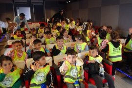 TRT tarafından Van Gölü sahilinde çocuklara yönelik sinema etkinliği düzenlendi