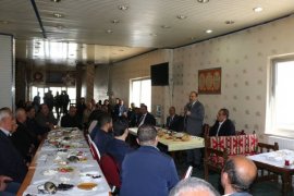 Bitlis Valisi İsmail Ustaoğlu kahvaltıda esnaflarla bir araya geldi