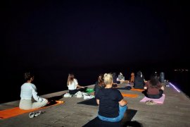 Van Gölü Manzarası ve Dolunay Eşliğinde Yoga