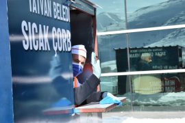 Tatvan Belediyesi, Sıcak Çorba İkramı ile Gönülleri Isıtıyor