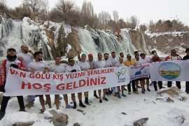 Karda Halay Çekip Donmuş Suda Yüzdüler