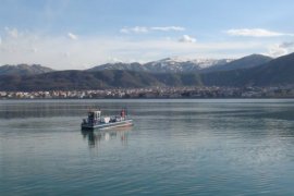 Van Gölü’nün Yüzey Temizliğine Başlandı