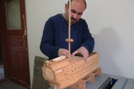 Cam, Metal, Taş, Deri ve Ağaç Kökleri İle Sanat Eserleri Yapıyor