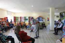 Bitlis’te Çocuklar İçin Tiyatro Oyunu Sergilendi
