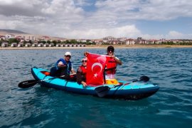 Van Gölü’ne Dikkat Çekmek İçin Su Sporları ve Çevre Temizliği Yaptılar