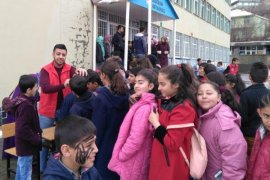 Genç gönüllüler Bitlis’teki çocuklar için program düzenledi