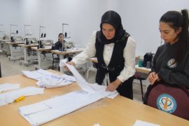 Lise Öğrencileri Öğretmenler İçin Önlük Üretti