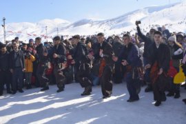 Tatvan Belediyesi’nin ‘Kayak Festivali’ Etkinliklerine Yoğun İlgi