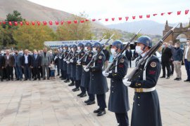 Tatvan’da ‘29 Ekim Cumhuriyet Bayramı’  Dolayısıyla Tören Düzenlendi
