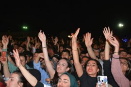 Bitlis Eren Üniversitesi'nin 'Bahar Şenlikleri' Kolpa Konseriyle Son Buldu