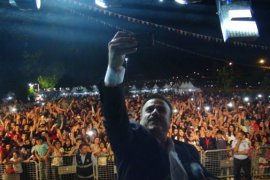 Bülent Serttaş konserde sahne direğine tırmandı
