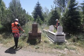 Tatvan'daki Mezarlıklar Temizleniyor