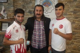 Bitlisli sporcular İşadamı Cengiz Şahin tarafından ödüllendirdi
