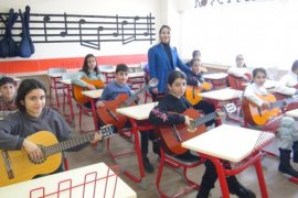 Müzik Öğretmen 7 Yılda Yüzlerce Köy Çocuğuna Umut Işığı Oldu