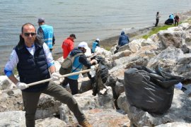 Van Gölü’nün Tatvan Sahilinde Başlatılan Çevre Temizliği Devam Ediyor